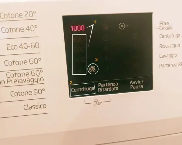 Pannello lavatrice con opzioni di lavaggio. Selezionata centrifuga a 800 giri, parte del programma scarico acqua lavatrice.