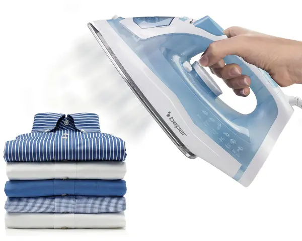 Ferro da stiro Beper in azione su camicie piegate. Le recensioni confermano la sua efficacia per stirare perfettamente.