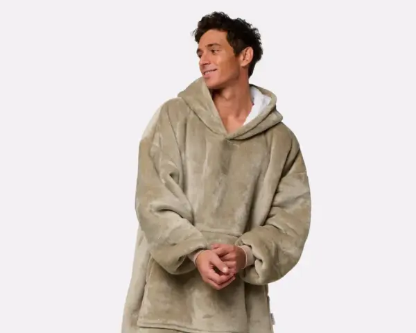 Uomo sorridente indossa felpa oversize color sabbia. Per il lavaggio cotone 40 gradi durata ottimale.