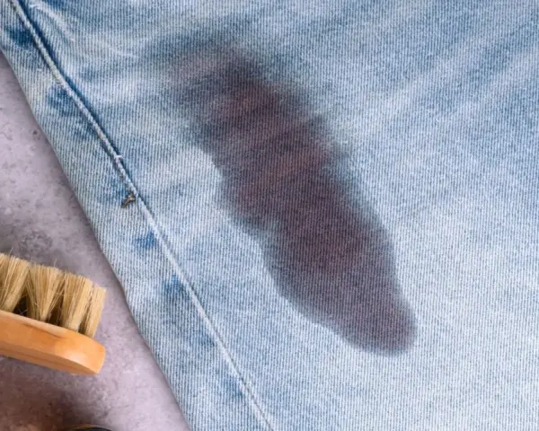 Macchia scura su jeans chiari, con bicarbonato e spazzola. Scopri come togliere il grasso dai jeans con rimedi naturali.