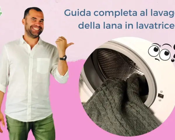 Uomo sorridente indica una lavatrice con dentro un maglione di lana fredda. Guida al lavaggio in lavatrice.