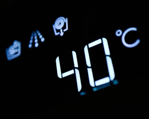 Display di una lavatrice con indicazione "40°C" e simboli di lavaggio. Ideale per capire cosa lavare a 40 gradi.
