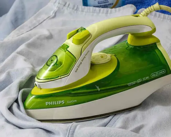 Ferro da stiro Philips EcoCare verde e giallo, pronto per stirare. L'acqua potrebbe fuoriuscire se inclinato.