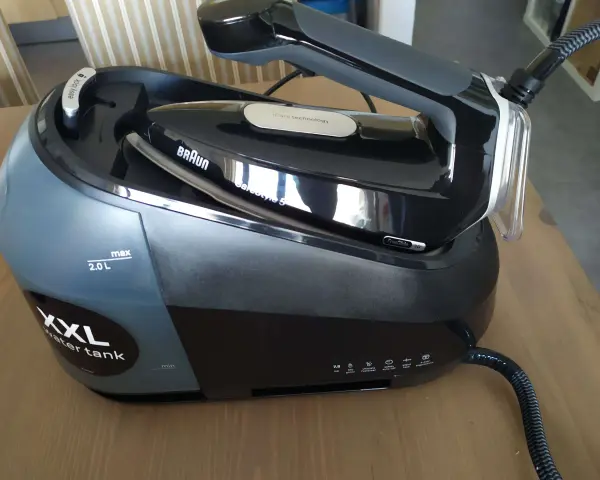 Il ferro da stiro Braun CareStyle 5 con serbatoio XXL da 2.0L è pronto per stirare.