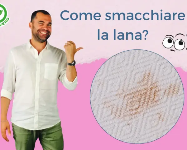 Uomo sorridente indica un ingrandimento di macchie gialle sulla lana bianca. Come smacchiare la lana?