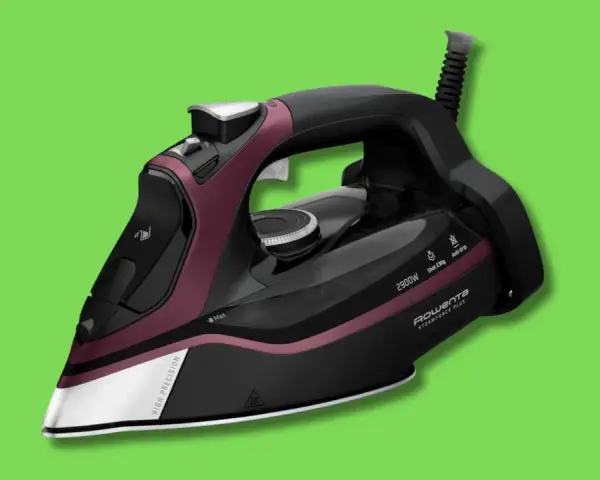 Ferro da stiro Rowenta Steamforce Plus, nero e bordeaux, con alta precisione e 2900W. Un ferro da stiro senza regolazione temperatura, ideale per stirare velocemente.