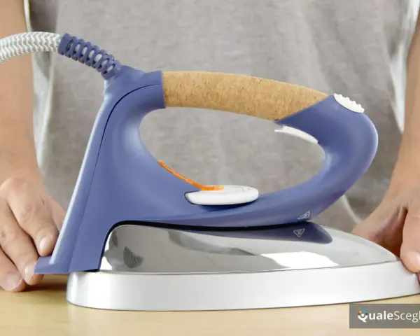 Stirare diventa un piacere con la stirella De Longhi Dual, dal design ergonomico e manico in sughero.