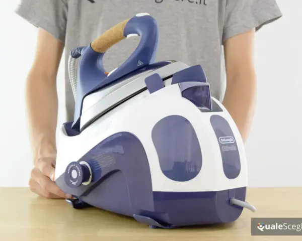 Un primo piano di un ferro da stiro a vapore DeLonghi Vaporella, con la sua base bianca e blu.