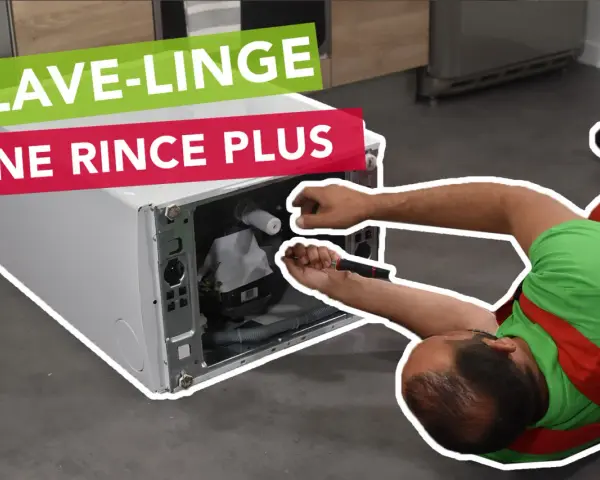 Un tecnico ripara una lavatrice che non risciacqua bene, lavorando sui componenti interni.