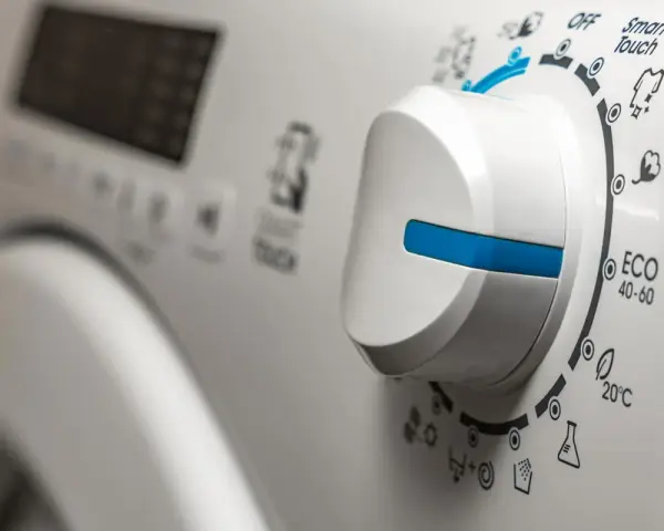 Manopola lavatrice impostata su ECO 40-60 per un lavaggio efficiente.