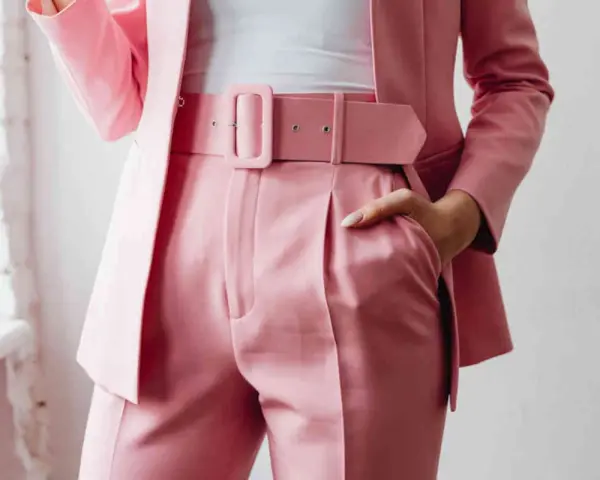 Dettaglio di un completo rosa cipria con giacca elegante e pantaloni a vita alta. La cura per lavare giacca elegante in lavatrice è fondamentale per mantenerla impeccabile.
