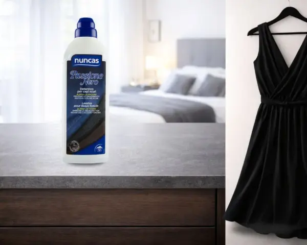Detersivo per capi scuri che aiuta come ridare colore ai capi blu, mantenendoli intensi e brillanti.