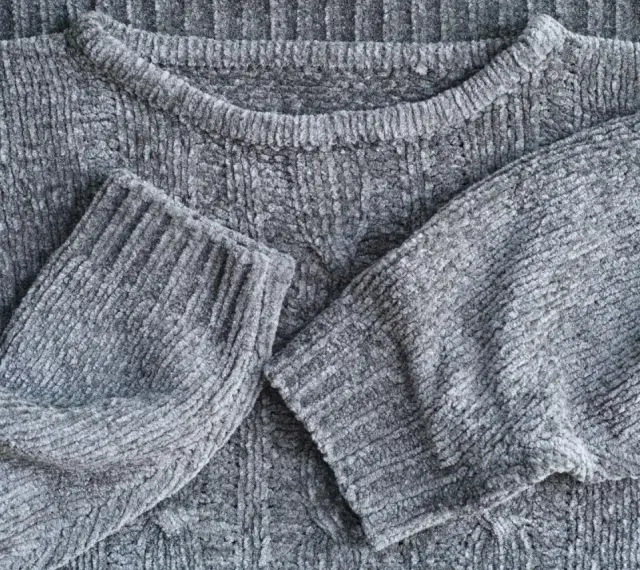 Maglione grigio in morbida lana, con maniche piegate.