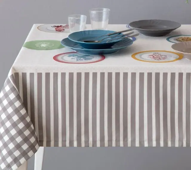 Tovaglia a righe e quadri con piatti colorati. Un'idea per sapere come smacchiare le tovaglie e mantenerle sempre perfette.