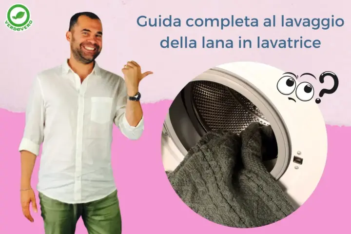 Uomo sorridente indica una lavatrice con dentro un maglione di lana fredda. Guida al lavaggio in lavatrice.
