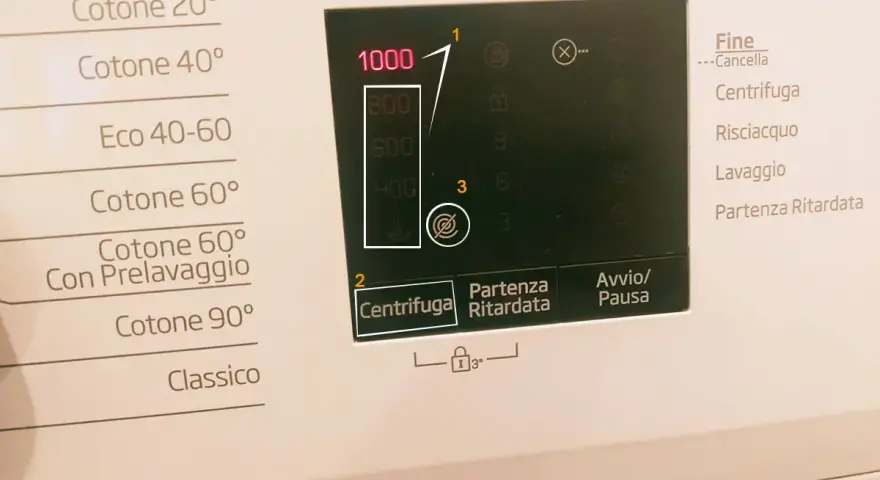 Pannello lavatrice con opzioni di lavaggio. Selezionata centrifuga a 800 giri, parte del programma scarico acqua lavatrice.
