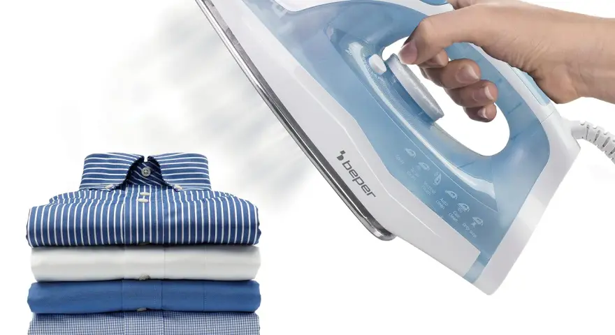 Ferro da stiro Beper in azione su camicie piegate. Le recensioni confermano la sua efficacia per stirare perfettamente.