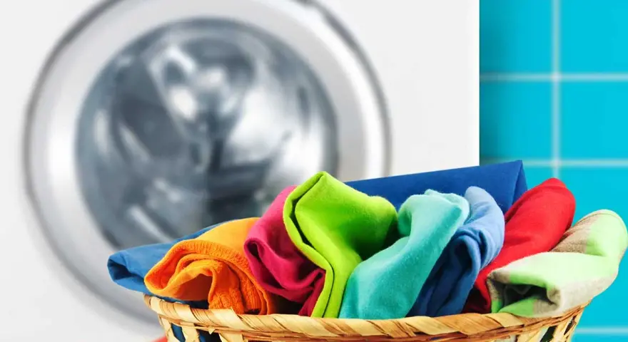 Cesto di panni colorati pronto per il programma outdoor lavatrice.