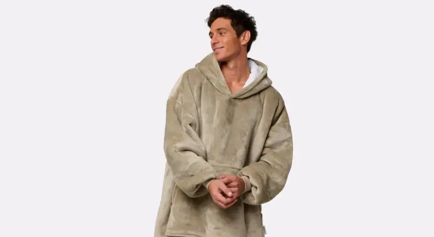 Uomo sorridente indossa felpa oversize color sabbia. Per il lavaggio cotone 40 gradi durata ottimale.