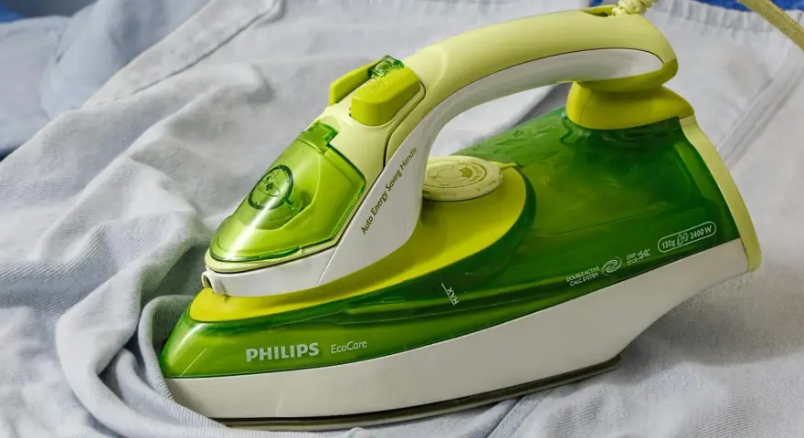 Ferro da stiro Philips EcoCare, 2400 W, pronto per stirare camicie.