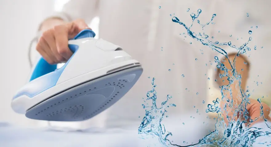 Ferro da stiro con spruzzo d'acqua. L'acqua per ferro da stiro aiuta a eliminare le pieghe dai tessuti.