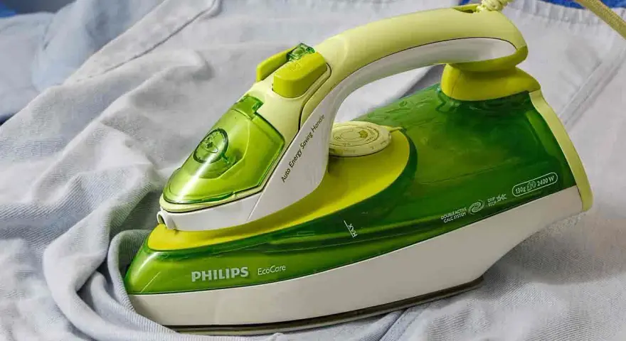 Ferro da stiro Philips EcoCare verde e giallo, pronto per stirare. L'acqua potrebbe fuoriuscire se inclinato.