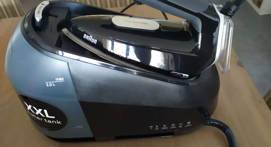 Il ferro da stiro Braun CareStyle 5 con serbatoio XXL da 2.0L è pronto per stirare.