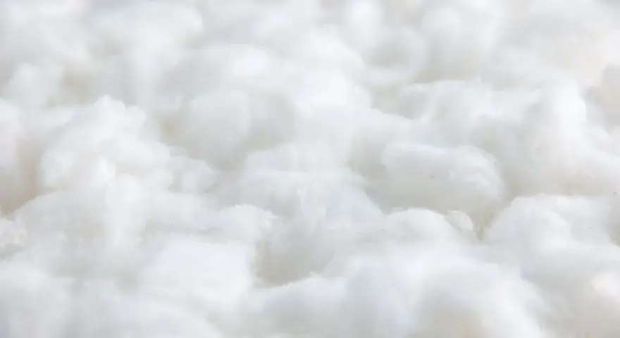 Flocchi bianchi e soffici, simili a nuvole, che evocano la morbidezza del cotone. Meglio cotone o microfibra?