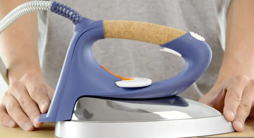 Stirare diventa un piacere con la stirella De Longhi Dual, dal design ergonomico e manico in sughero.
