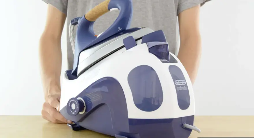 Un primo piano di un ferro da stiro a vapore DeLonghi Vaporella, con la sua base bianca e blu.