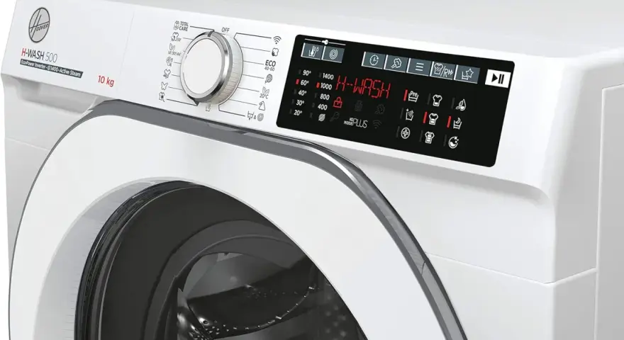 Lavatrice Hoover H-Wash 500 con display digitale che mostra i numerosi programmi di lavaggio disponibili, tra cui Eco e Total Care.