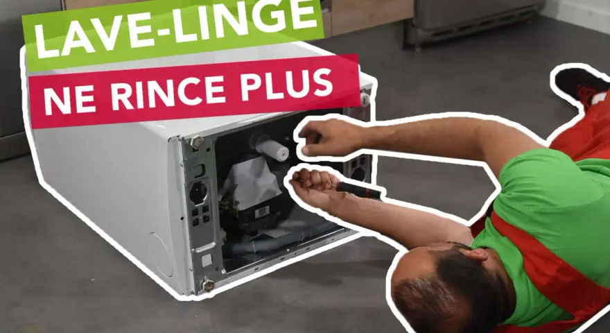 Un tecnico ripara una lavatrice che non risciacqua bene, lavorando sui componenti interni.