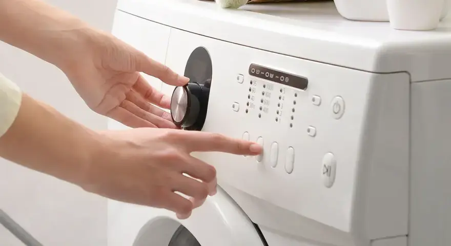 Mani impostano la lavatrice, scegliendo il programma e la velocità di rotazione per capire quanto dura la centrifuga della lavatrice.