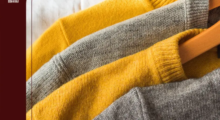Maglioni gialli e grigi, uno più morbido dell'altro, per capire la differenza tra lana e cashmere.