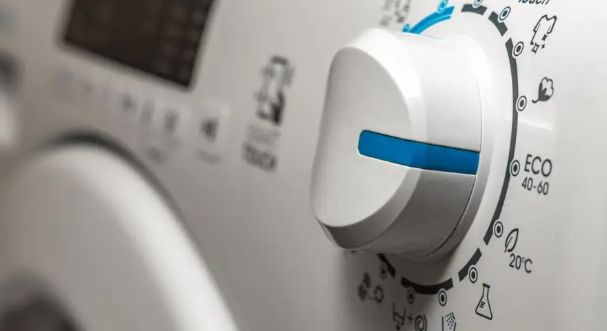Manopola lavatrice impostata su ECO 40-60 per un lavaggio efficiente.