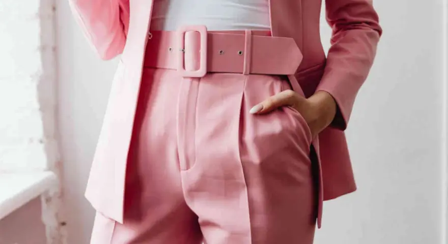 Dettaglio di un completo rosa cipria con giacca elegante e pantaloni a vita alta. La cura per lavare giacca elegante in lavatrice è fondamentale per mantenerla impeccabile.