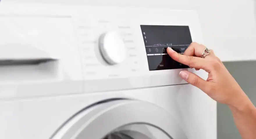 Dito, un dito seleziona l'opzione "lavaggio rapido lavatrice" sul pannello di controllo.