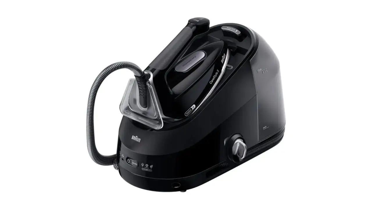 Ferro da stiro Braun CareStyle 5 nero, con base e serbatoio acqua integrati, pronto per stirare ogni capo con efficienza.