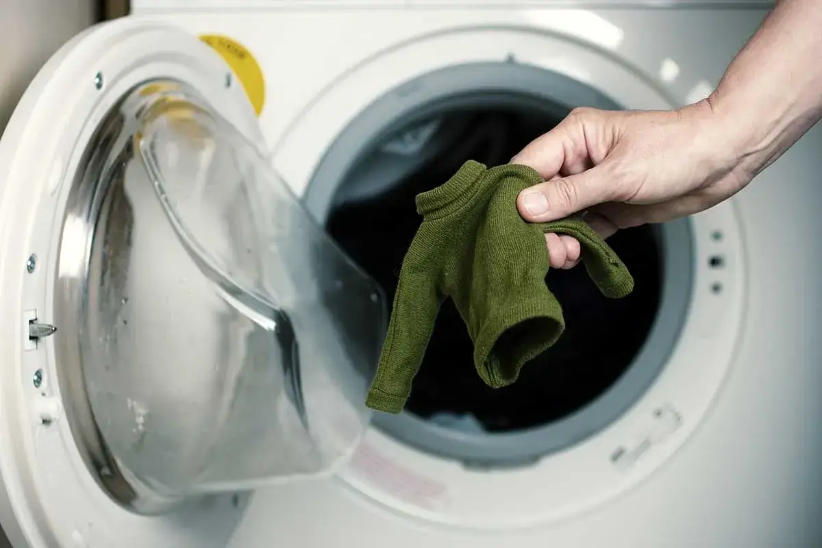 Maglione di viscosa ristretta. Scopri i rimedi per recuperare la sua forma originale dopo il lavaggio.