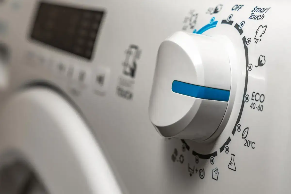 Manopola lavatrice impostata su ECO 40-60 per un lavaggio efficiente.