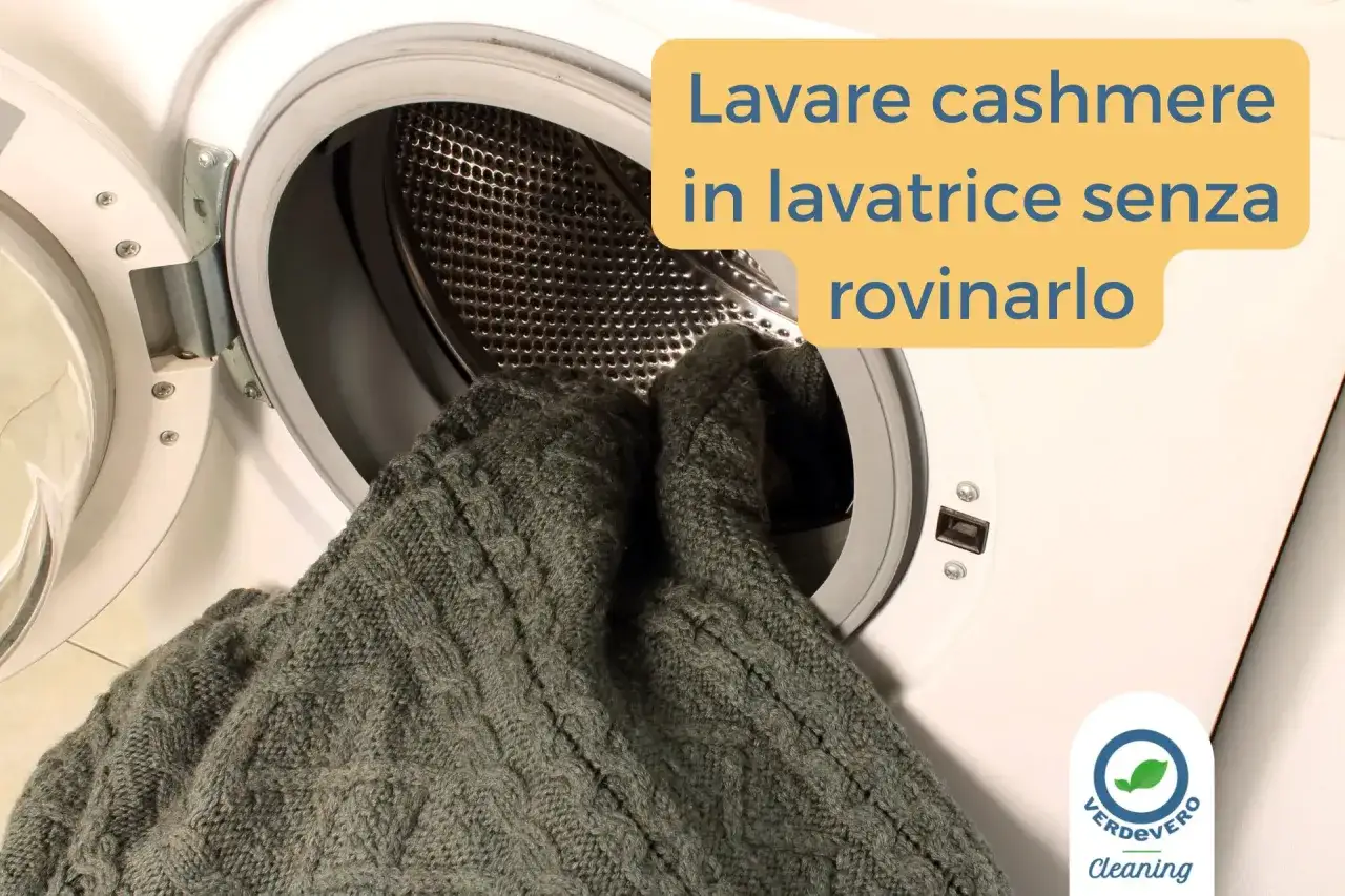 Maglione di cashmere grigio viene inserito in una lavatrice. Impara il lavaggio cashmere in lavatrice senza rovinarlo.