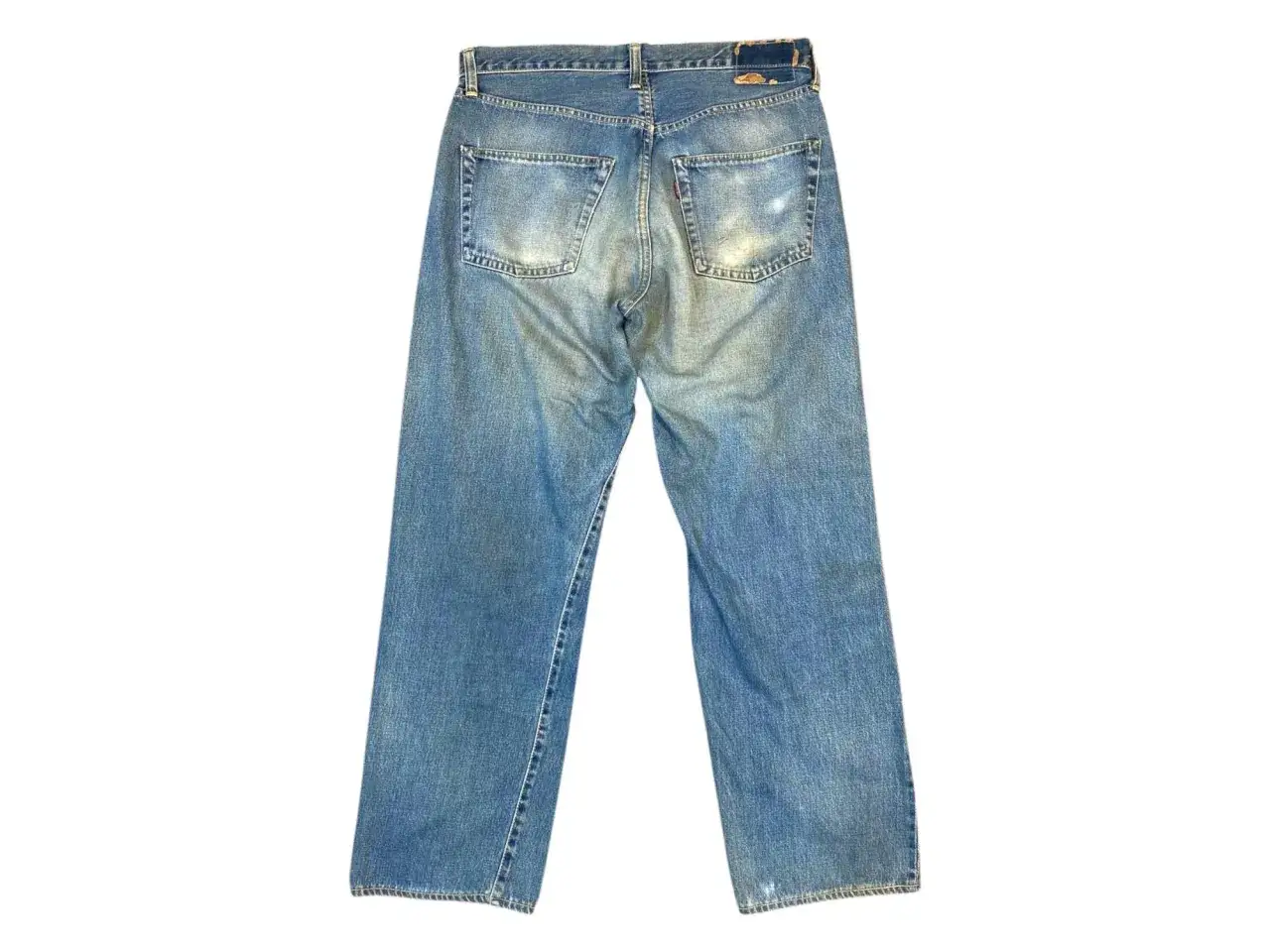 Jeans vintage con un autentico colore jeans originale, leggermente sbiaditi e vissuti, pronti per nuove avventure.