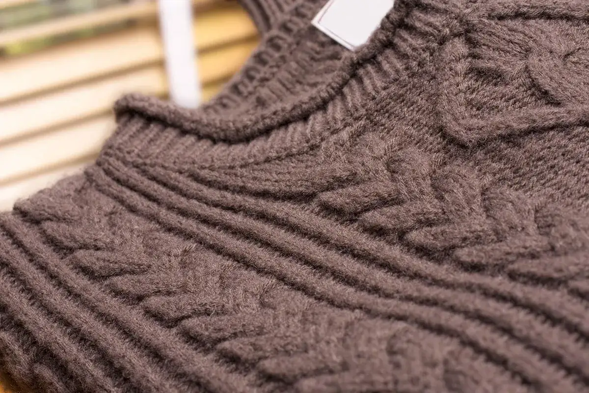 Maglione in lana infeltrita con trecce. Scopri i rimedi per prendertene cura e mantenerlo morbido.
