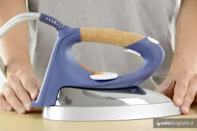 Stirare diventa un piacere con la stirella De Longhi Dual, dal design ergonomico e manico in sughero.