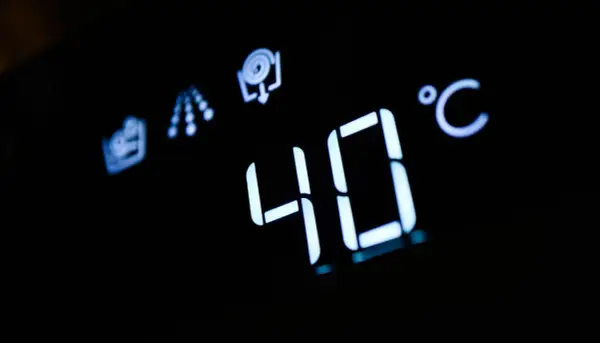 Display di una lavatrice con indicazione "40°C" e simboli di lavaggio. Ideale per capire cosa lavare a 40 gradi.