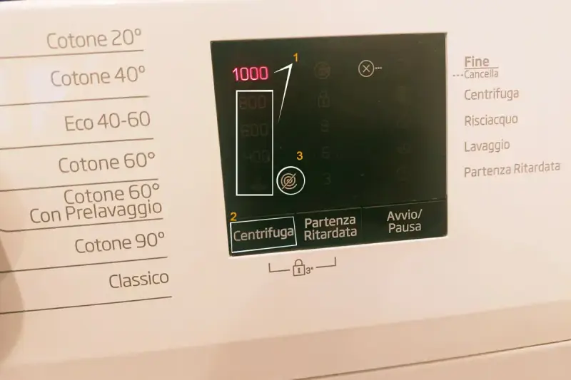 Pannello lavatrice con opzioni di lavaggio. Selezionata centrifuga a 800 giri, parte del programma scarico acqua lavatrice.